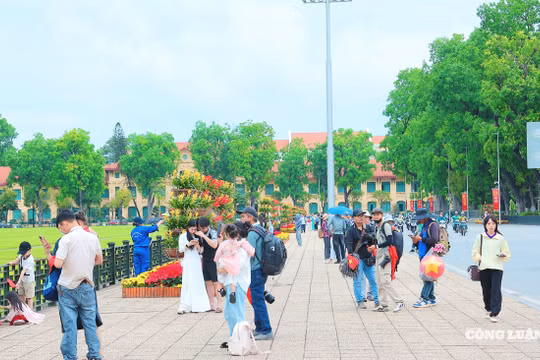Giới trẻ rộn ràng 'check-in' tại khu vực Lăng Chủ tịch Hồ Chí Minh dịp 30/4