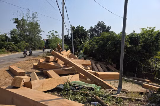 Xe đầu kéo vận chuyển gỗ từ Lào về Việt Nam bất ngờ bị lật