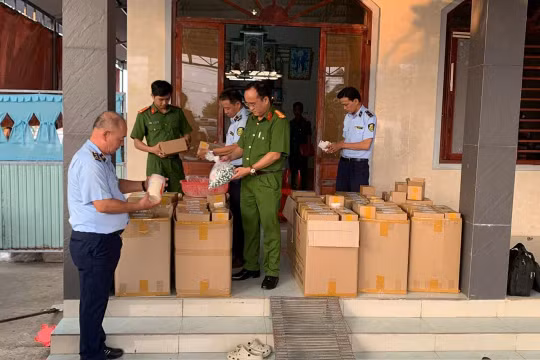 Phát hiện cơ sở sản xuất, kinh doanh kem trộn "3 không" mỗi ngày bán hàng trăm đơn