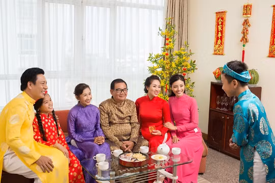 Lời chúc Tết - nét đẹp bền bỉ qua bao thế hệ người Việt