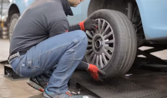 Vì sao cần siết lại ốc bánh xe sau 100 km xoay lốp