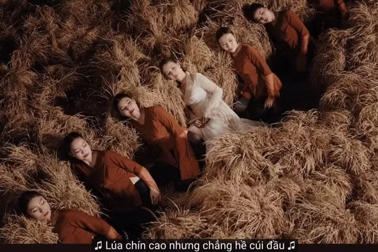 Đổi lời ca khúc 'Người Việt mình thương nhau' trong đêm nhạc 'Âm vang Tổ quốc'