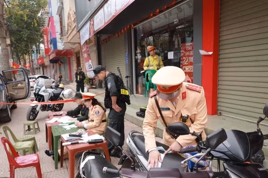Lạng Sơn: Xử lý 28 trường hợp vi phạm nồng độ cồn, phạt hơn 100 triệu đồng trong ngày mùng 1 Tết