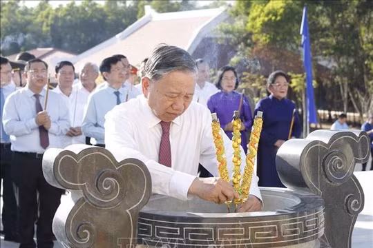 Tổng Bí thư dâng hương tại Khu di tích lịch sử văn hoá Bầu Rong, tỉnh Tây Ninh