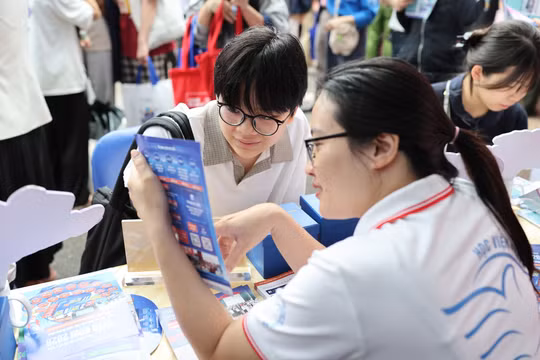 Đam mê game có học được nhân văn?
