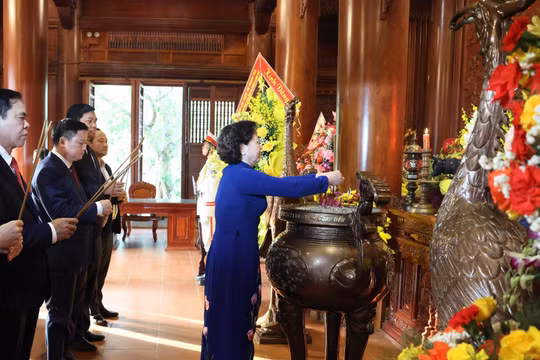 Phó Thủ tướng Phạm Thị Thanh Trà dâng hương tưởng niệm Chủ tịch Hồ Chí Minh tại Khu di tích Kim Liên