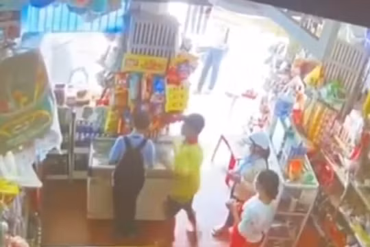 Xác minh clip một học sinh bị người đàn ông hành hung ở tiệm tạp hóa