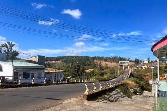 Gia Lai: Phát hiện một bé gái sơ sinh bị bỏ rơi ở cầu treo