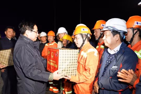 Thủ tướng Chính phủ Phạm Minh Chính thăm, chúc Tết kỹ sư, công nhân đang thi công cao tốc Hữu Nghị - Chi Lăng