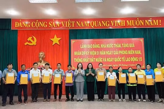 Phó Chủ tịch nước Võ Thị Ánh Xuân thăm, tặng quà cho các gia đình chính sách tại Vĩnh Long