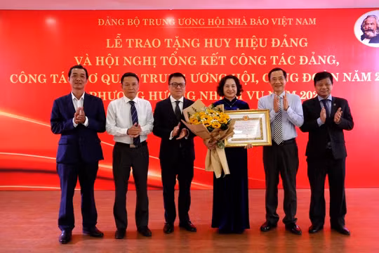 Hội Nhà báo Việt Nam: trao tặng Huy hiệu 30 năm tuổi Đảng và Hội nghị tổng kết công tác Đảng năm 2025