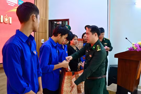 Huế: Sôi nổi nhiều hoạt động "Tháng Ba biên giới"