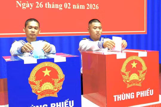 400 cử tri Vùng 2 Hải quân tham gia bầu cử nơi đầu sóng