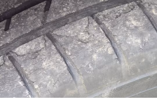 Lốp bị lão hóa khô là gì, vì sao xảy ra và cách ngăn chặn