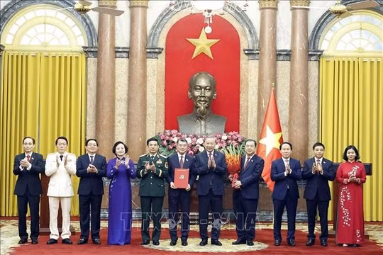 Tổng Bí thư, Chủ tịch nước chủ trì hội nghị công bố các quyết định đối với Chính phủ