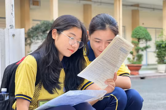 Học sinh lớp 9 ồ ạt 'dồn toa' vào công lập, địa phương căng mình xoay xở