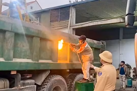 Xe tải cơi nới thùng bị “tuýt còi”, phạt doanh nghiệp 58 triệu đồng