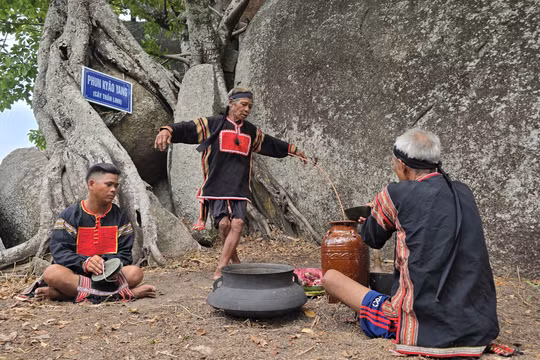Gia Lai: Lên đỉnh núi thần Chư Tao Yang, nghe phụ tá Vua Lửa hô mưa, gọi gió