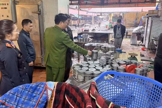 Khởi tố 2 mẹ con chủ cơ sở giò chả ở Hưng Yên dùng hàn the