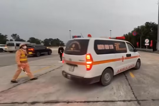 Xử lý 2 xe cứu thương vi phạm trên cao tốc Hà Nội - Hải Phòng - Móng Cái
