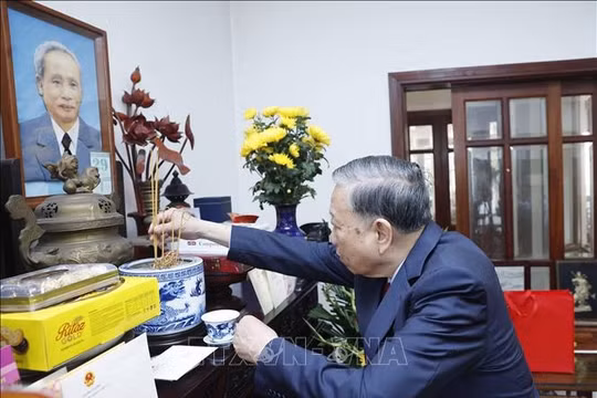 Tổng Bí thư Tô Lâm dâng hương tưởng niệm Thủ tướng Phạm Văn Đồng
