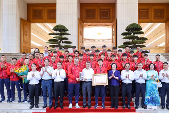 Thủ tướng Chính phủ Lê Minh Hưng gặp mặt, chúc mừng đội tuyển bóng đá nam U17 Việt Nam