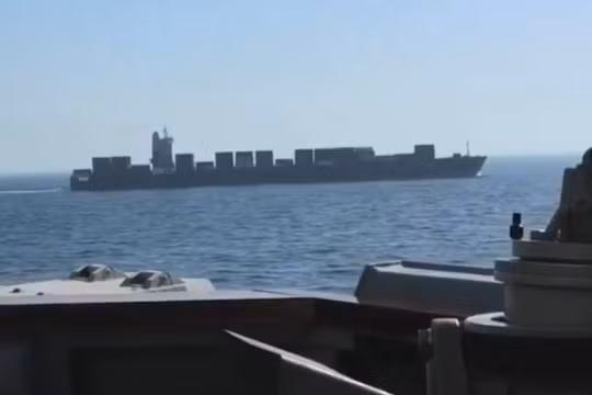 Video tàu chiến Mỹ bắn vào tàu chở hàng treo cờ Iran