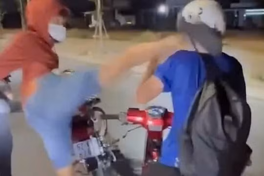 Tây Ninh: Công an làm việc với 2 người đánh thiếu niên 16 tuổi