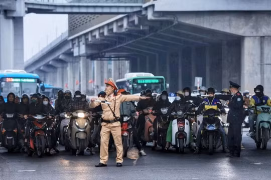 Giao thông Hà Nội sáng 4/3: Va chạm liên hoàn, nhiều tuyến ùn ứ giờ cao điểm