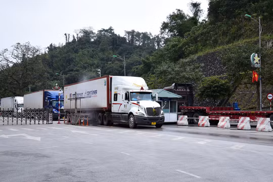 300.000 tấn hàng hóa ùn ứ tại cửa khẩu: Bộ Nông nghiệp và Môi trường vào cuộc tháo gỡ
