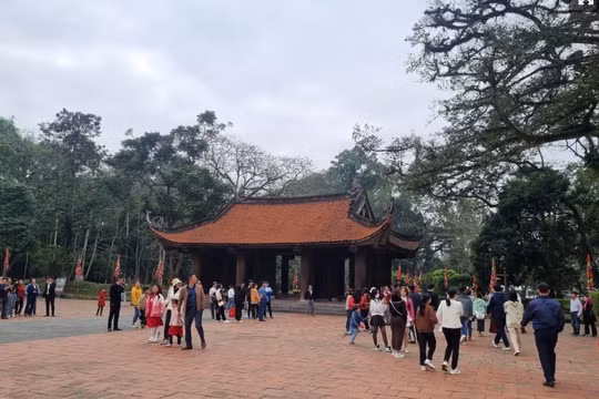 Du khách nô nức du xuân đầu năm tại Khu di tích lịch sử Lam Kinh