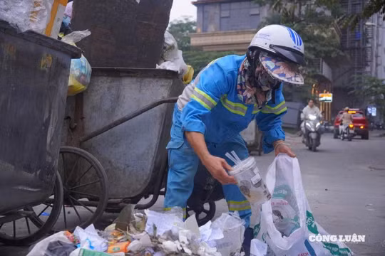 Hà Nội siết phân loại rác tại nguồn: Người dân lúng túng, thu gom vẫn như cũ