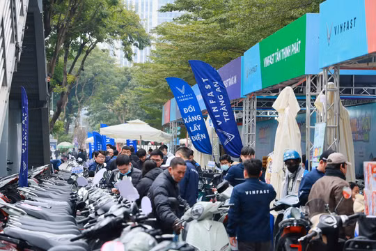 Chuỗi sự kiện Đổi xăng lấy điện: Người dân Thủ đô xếp hàng “chốt đơn” xe máy điện VinFast liên tục bất chấp mưa rét