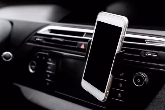 Liếc điện thoại khi lái xe: nguy cơ tai nạn tăng vọt gấp 23 lần