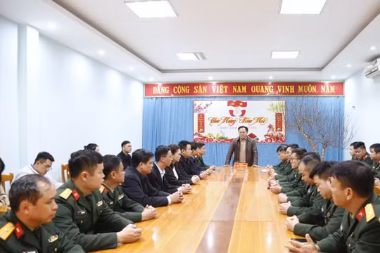 Lạng Sơn: Thăm, tặng quà các gia đình chính sách và đơn vị vũ trang tại xã Bắc Sơn