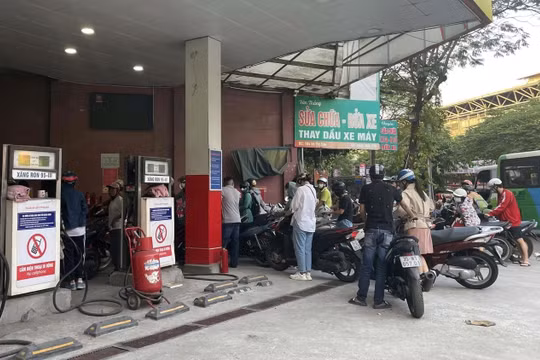 Giá xăng tăng 2.000 đồng/lít, dầu hỏa tăng 7.000 đồng/lít