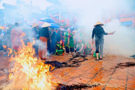 Thi thổi cơm đầu xuân ở làng Thị Cấm: Tái hiện tích xưa thời Hùng Vương