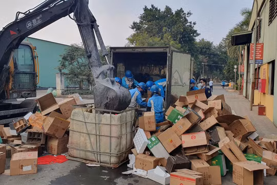 Hưng Yên: Tiêu hủy 2.280 chai rượu nhập lậu, xử phạt gần 100 triệu đồng