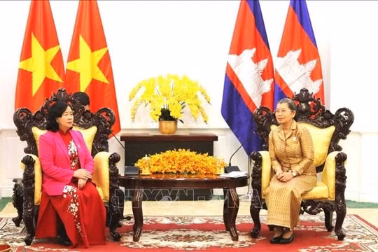 Chủ tịch UBTƯ MTTQ Việt Nam Bùi Thị Minh Hoài gặp mặt Phó Chủ tịch Đảng Nhân dân Campuchia