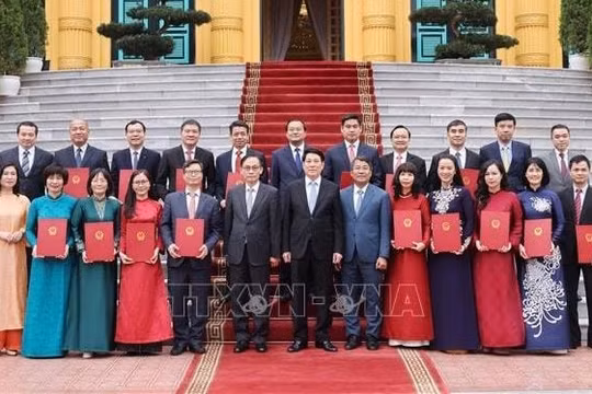 Chủ tịch nước Lương Cường trao quyết định bổ nhiệm 16 Đại sứ Việt Nam tại nước ngoài