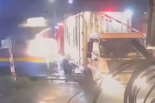 Tai nạn đường sắt ở Hà Nội: Tàu SE3 đâm xe tải mắc kẹt, trượt 100m trên ray