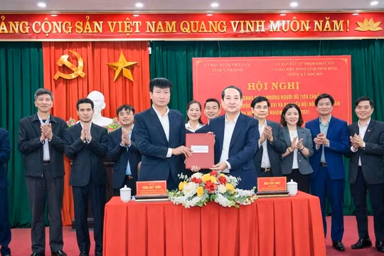 Ninh Bình bàn giao danh sách 26 ứng viên ĐBQH khóa XVI và 142 ứng viên HĐND tỉnh nhiệm kỳ 2026 - 2031