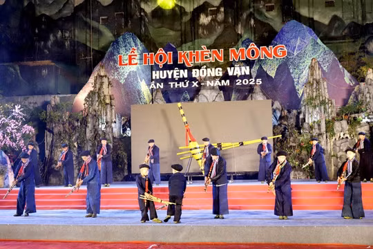 Gần 900 người diễu hành trong lễ hội Khèn Mông xã Đồng Văn