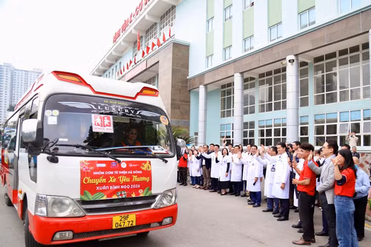 Chuyến xe yêu thương đưa bệnh nhân ung thư về quê đón Tết