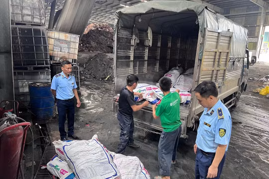 Hơn 2 tấn mỡ lợn, lòng lợn 'bẩn' bị phát hiện tại Hưng Yên