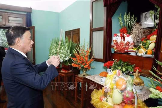 Thường trực Ban Bí thư dâng hương tưởng nhớ Chủ tịch Hồ Chí Minh