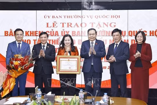 Chủ tịch Quốc hội trao tặng Bằng khen cho tập thể Báo Đại biểu Nhân dân