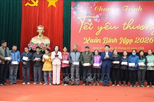 Phó Chủ tịch Quốc hội Nguyễn Thị Thanh tặng quà Tết tại Ninh Bình