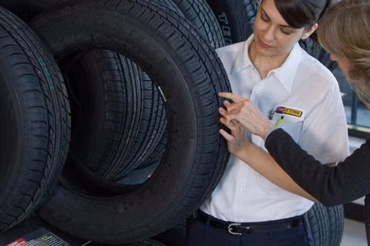 Ngoài cao su, lốp xe được tạo ra từ những nguyên liệu gì?