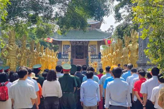 Dòng người thành kính hướng về Đền thờ Quốc Tổ ở Gia Lai, lan tỏa tinh thần tri ân nguồn cội